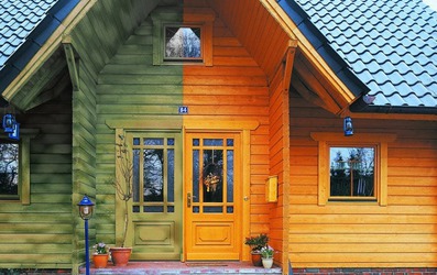 Как и чем красят дома из бруса?