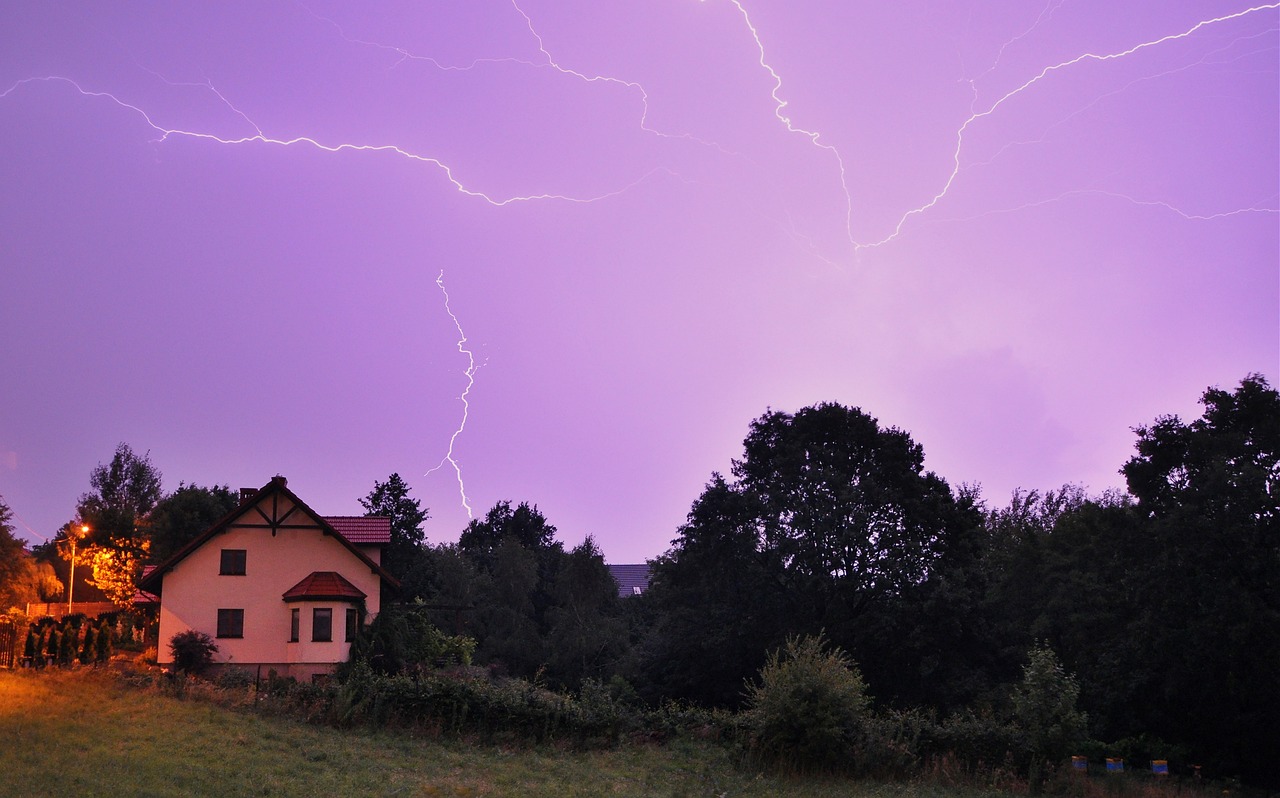 Как защитить брусовый дом от молний?